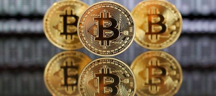 Bitcoin Value Climbs Past 4000